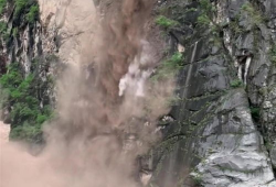 山体滑坡视频,惊心动魄！山体滑坡现场直击