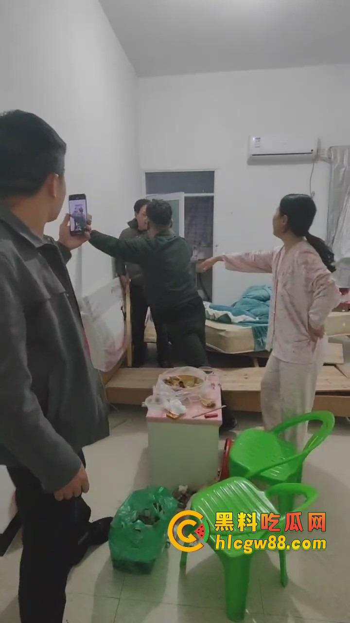 福建老哥偷情被捉奸，钻床底躲猫猫？老公带兄弟围剿，藏得了一时藏不了一世！-11