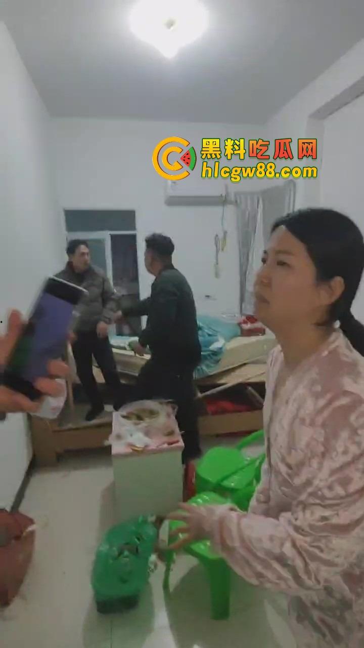 福建老哥偷情被捉奸，钻床底躲猫猫？老公带兄弟围剿，藏得了一时藏不了一世！-13