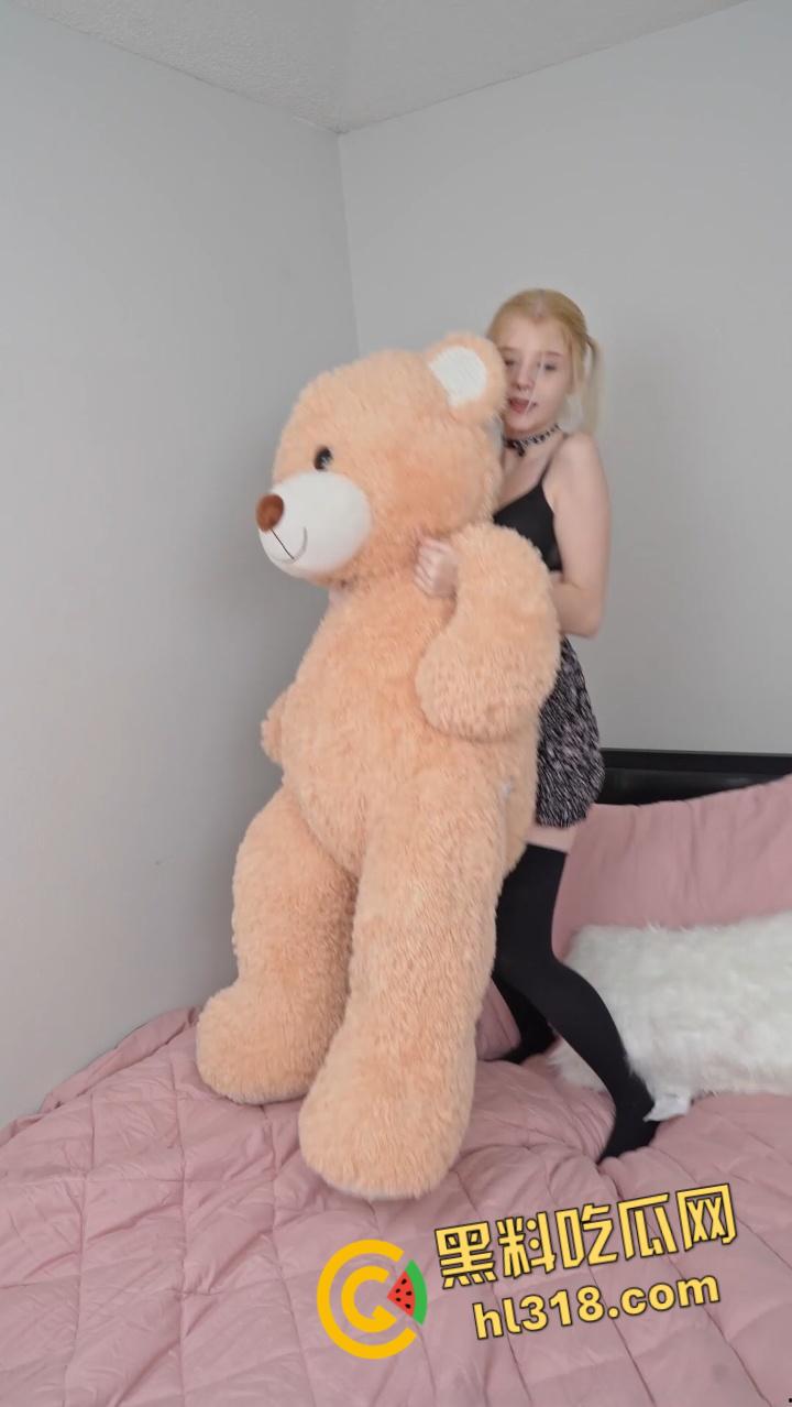 onlyfans大屌男神【Apollostone】，钟爱各种十八九岁的妹子，约会嫩妹萝莉出镜，这欧美女孩真是又嫩又性感啊 !-1