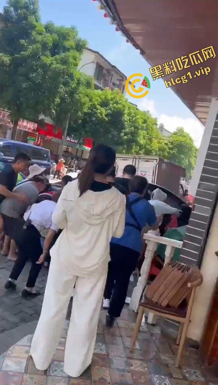 桂林阳朔十字街 黑车轿车失控 冲撞行人 造成3人受伤！-8