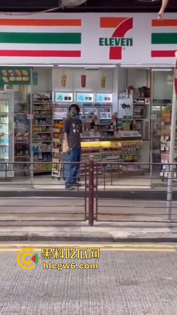 香港小三捉奸711楼上酒店光腚翻窗大逃亡，屁股一晃露逼惊呆众人，阿三救人嘴喊加油眼睛死盯骚逼-4