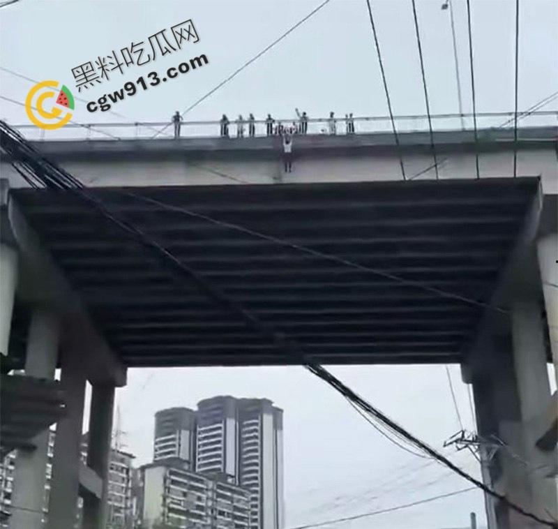 四川叙永县悲剧男子背负网贷，妻离子散绝望跳桥: 金钱社会我们该如何抉择？-6