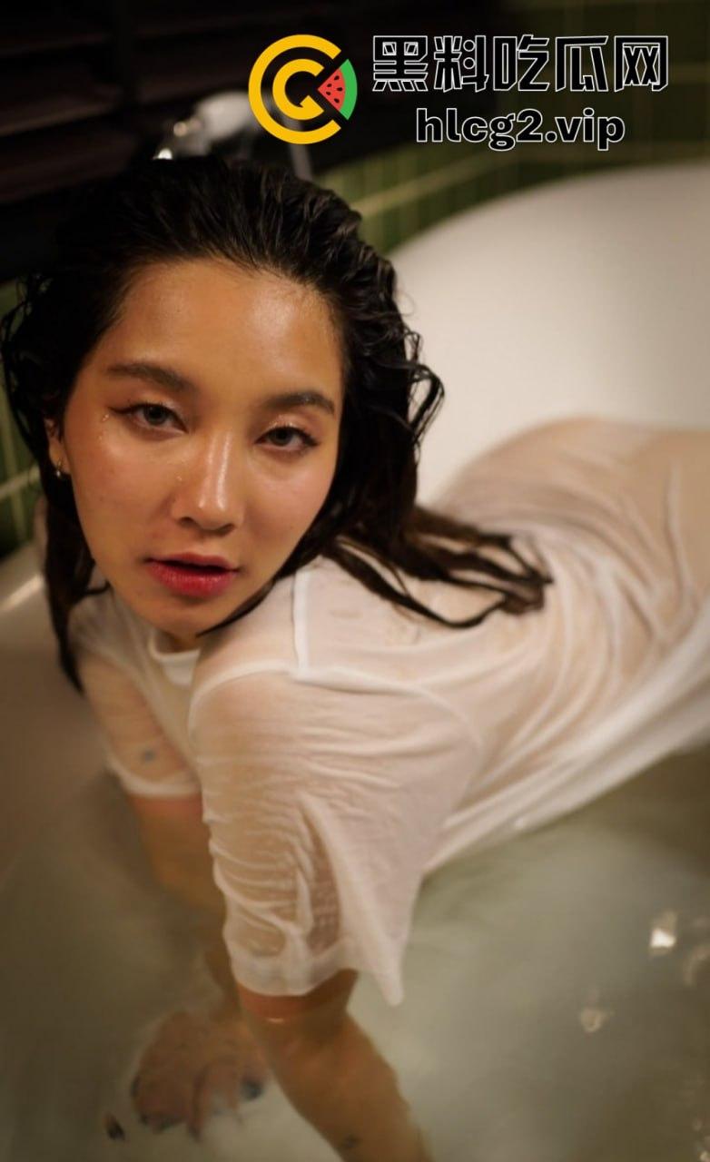 9月重磅！清纯电竞网红irisada大尺度私拍流出，丰满大奶无毛小穴自摸爽得潮喷！-18