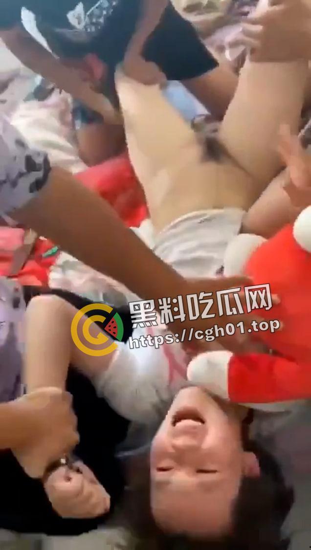 河南高中生聚会 性霸凌女生 脱了裤子蹂虐 真是一群畜生-1